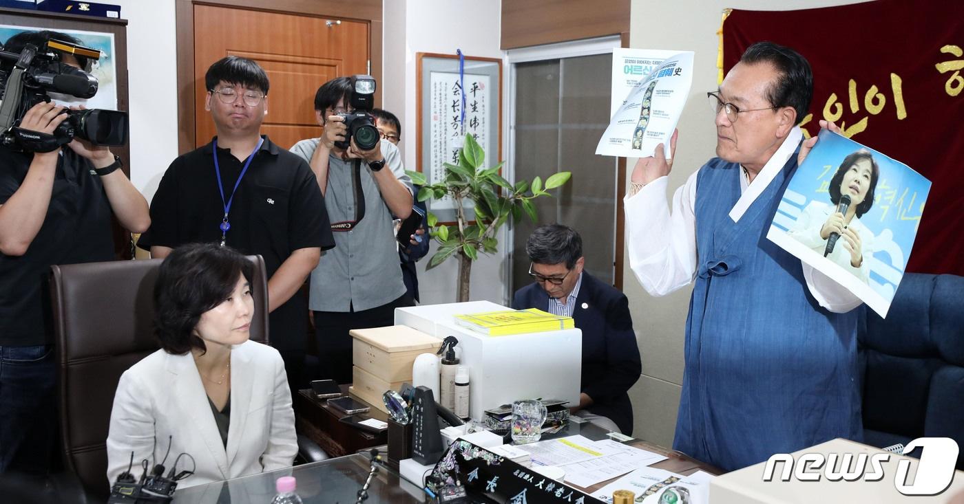본문 이미지 - 김호일 대한노인회장이 3일 서울 용산구 대한노인회 중앙회에서 노인 비하 발언 논란으로 사과 방문한 김은경 더불어민주당 혁신위원장에게 사과를 받고 면담을 하는 중 더불어민주당 노인 폄하 발언사가 담긴 문서와 김 위원장의 사진을 들고 항의하고 있다. 2023.8.3/뉴스1 ⓒ News1 국회사진취재단