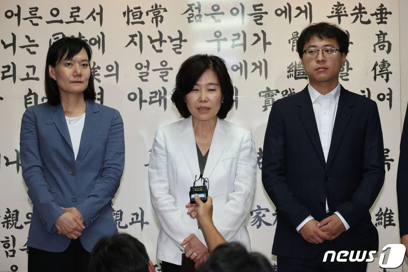 본문 이미지 - 김은경 더불어민주당 혁신위원장이 3일 서울 용산구 대한노인회 중앙회에서 김호일 대한노인회장과 면담을 마친 뒤 취재진 앞에서 발언을 하고 있다. 2023.8.3/뉴스1 ⓒ News1 국회사진취재단