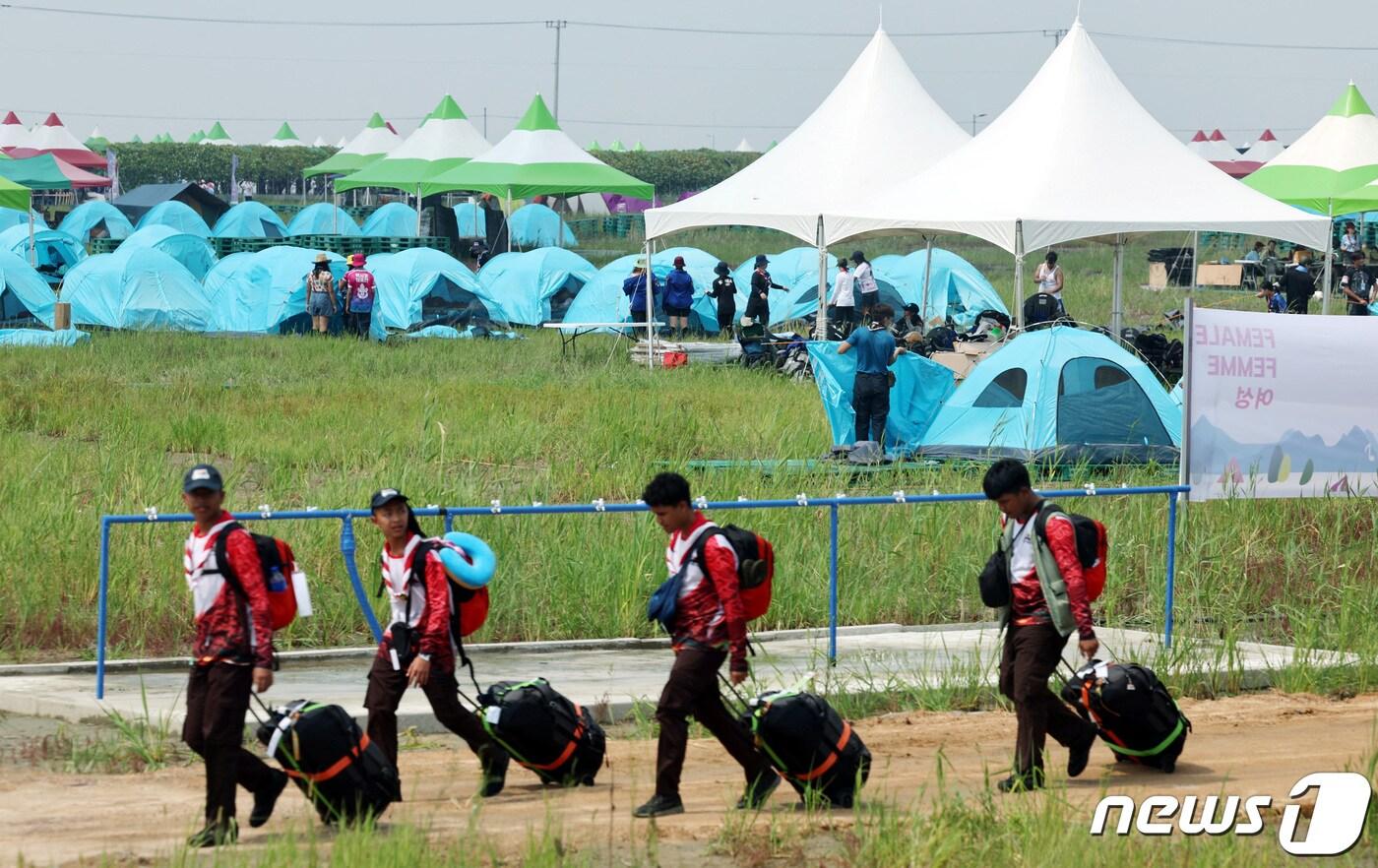 1일 대한민국 부안의 한 캠핑장에 제25회 세계 스카우트 잼버리 참가자들이 도착하고 있다. 2023.08.01/ ⓒ 로이터=뉴스1 ⓒ News1 임윤지 기자
