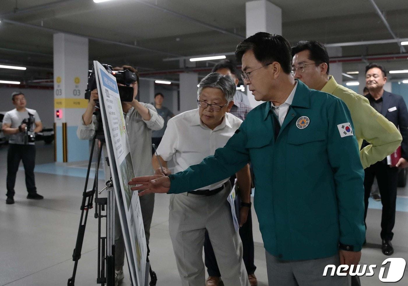 본문 이미지 - 3일 김태흠지사가 무량판 구조로 시공된 아산LH아파트에서 현장점검을 하고 있다.(충남도 제공)/뉴스1