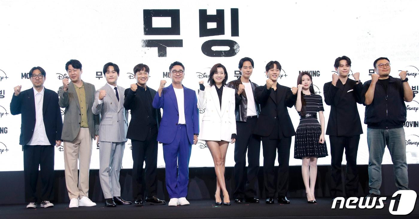 박인제 감독(왼쪽부터)과 배우 김희원, 김성균, 차태현, 류승룡, 한효주, 조인성, 이정하, 고윤정, 김도훈, 강푹 작가가 3일 서울 강남구 그랜드 인터컨티넨탈 서울 파르나스에서 열린 디즈니+ 새 오리지널 시리즈 '무빙' 제작발표회에서 포즈를 취하고 있다. '무빙'은 초능력을 숨긴 채 현재를 살아가는 아이들과 아픈 비밀을 감춘 채 과거를 살아온 부모들의 이야기를 그린 휴먼 액션 시리즈다. 2023.8.3/뉴스1 ⓒ News1 권현진 기자