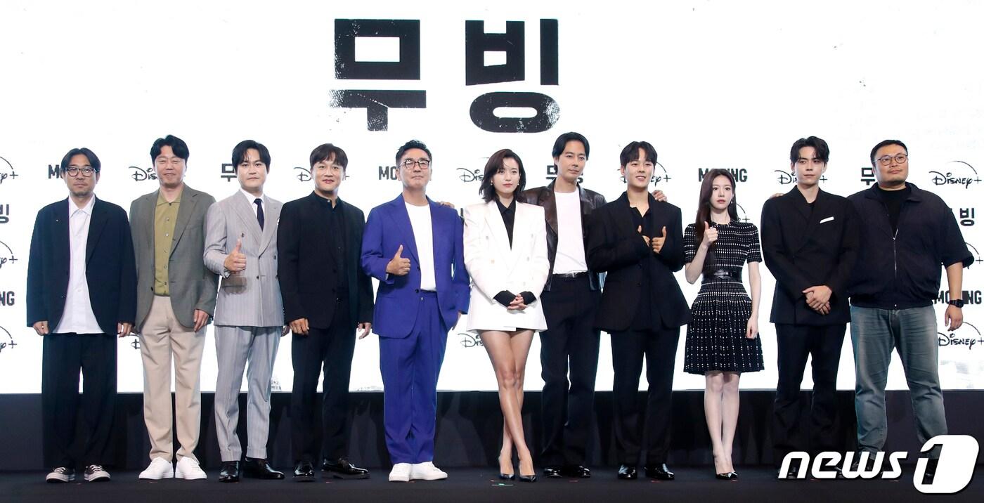 박인제 감독(왼쪽부터)과 배우 김희원, 김성균, 차태현, 류승룡, 한효주, 조인성, 이정하, 고윤정, 김도훈, 강푹 작가가 3일 서울 강남구 그랜드 인터컨티넨탈 서울 파르나스에서 열린 디즈니+ 새 오리지널 시리즈 '무빙' 제작발표회에서 포즈를 취하고 있다. '무빙'은 초능력을 숨긴 채 현재를 살아가는 아이들과 아픈 비밀을 감춘 채 과거를 살아온 부모들의 이야기를 그린 휴먼 액션 시리즈다. 2023.8.3/뉴스1 ⓒ News1 권현진 기자