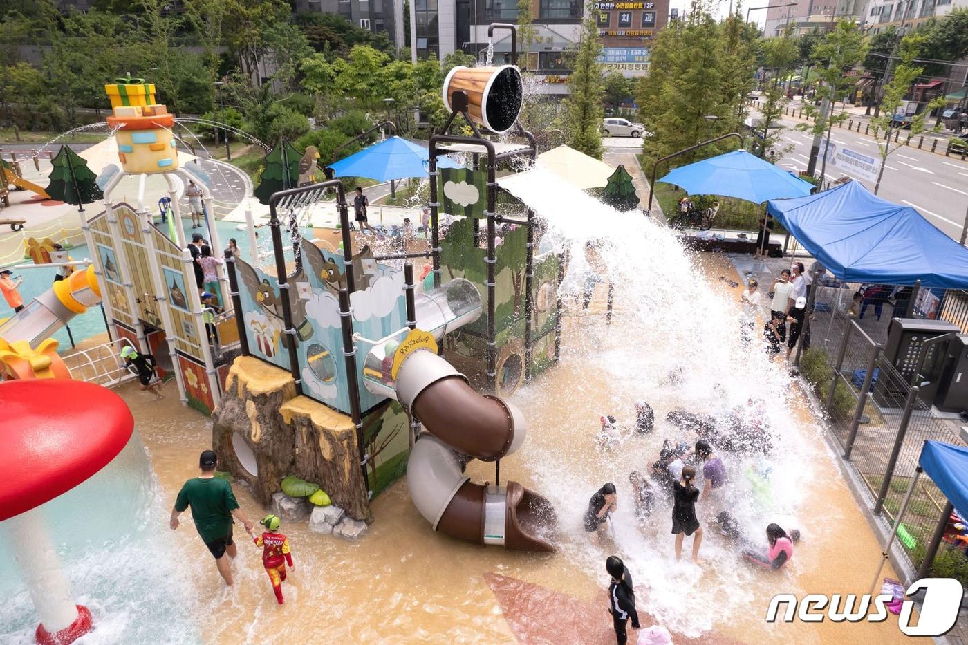서울 은평구 매바위어린이공원 물놀이터. (은평구 제공) 2023.8.3/뉴스1