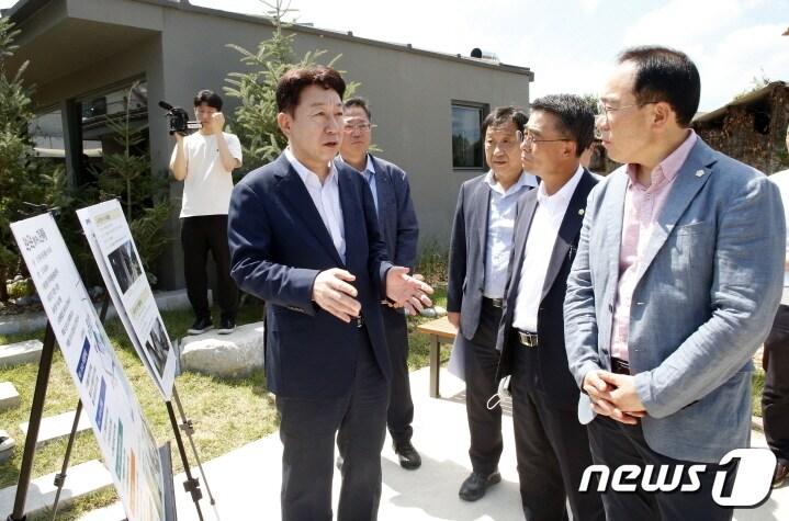 본문 이미지 - 우범기 전북 전주시장이 3일 빈집재생사업으로 카페와 음식점으로 변한 팔복동을 방문했다.(전주시 제공)/뉴스1