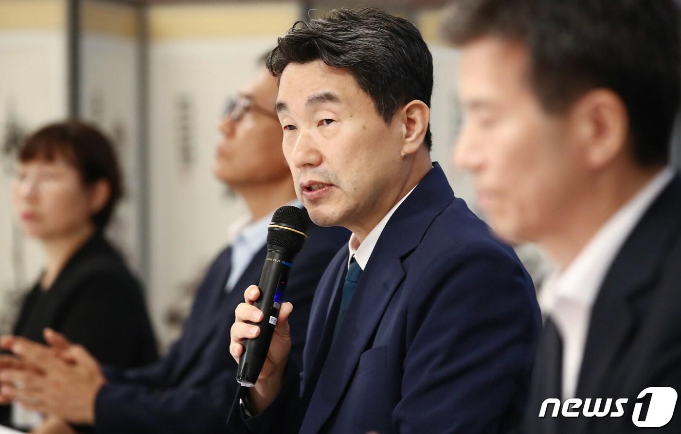 본문 이미지 - 이주호 사회부총리 겸 교육부 장관이 3일 서울 종로구 정부서울청사에서 교권 회복과 보호 방안 마련을 위한 학부모 간담회를 하고 있다. 2023.8.3/뉴스1 ⓒ News1 김민지 기자