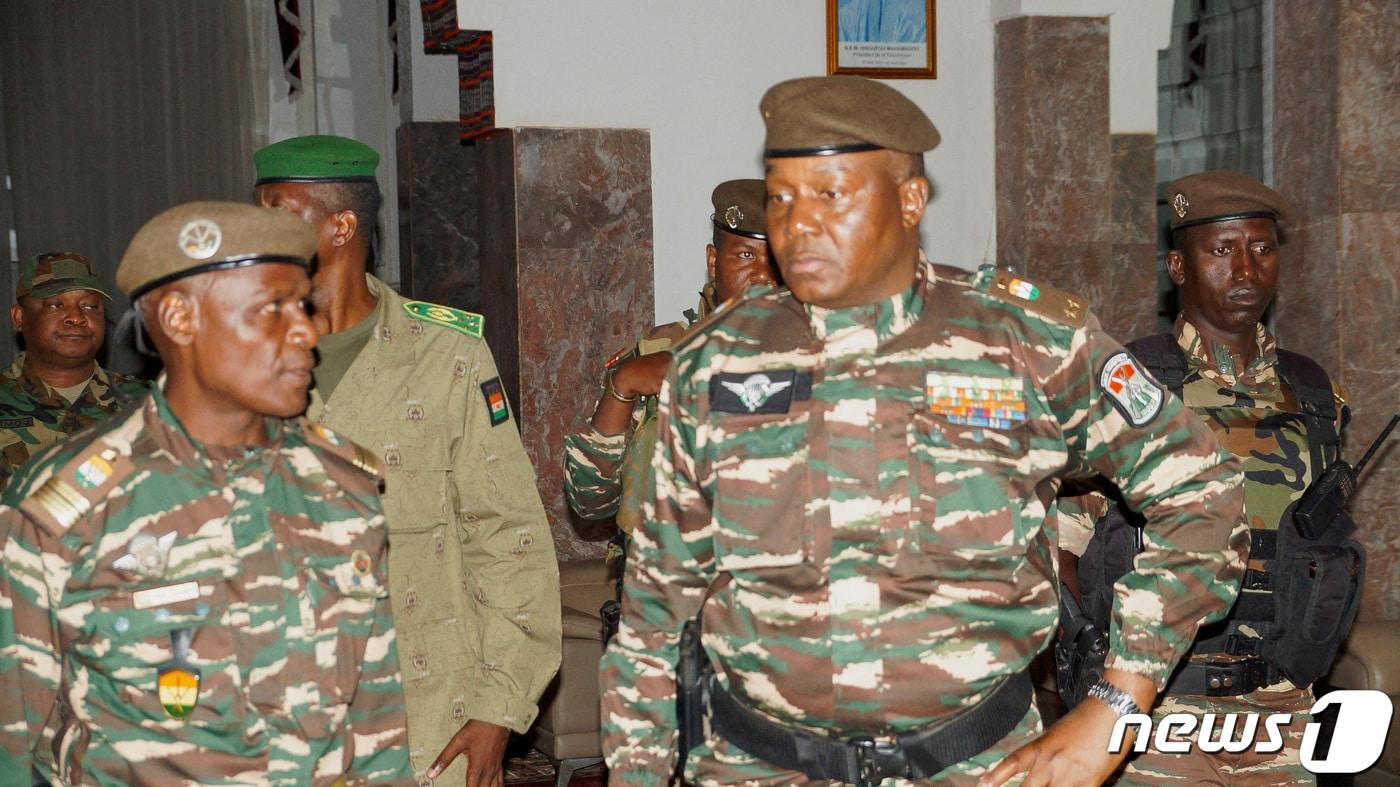 본문 이미지 - 지난 7월 26일 압두라흐마네 치아니 대통령 경호실장이 이끄는 군부세력이 쿠데타를 일으켜 모하메드 바줌 대통령을 축출했다. 이후 28일 치아니 대통령 경호실장이 니제르 수도 니아메에 도착하여 장관들을 만나고 있다. 2023.07.28/ ⓒ 로이터=뉴스1 ⓒ News1 임윤지 기자