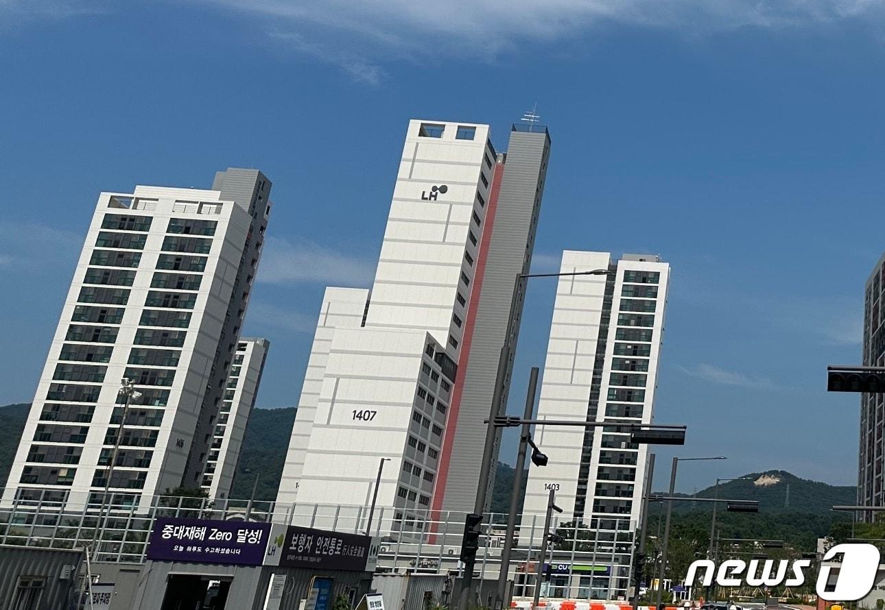 본문 이미지 - 경기 양주시 회천A15블록 행복주택 공사 현장의 모습. 현재 공정률은 93%다. 2023.8.1 ⓒ News1 이상휼 기자