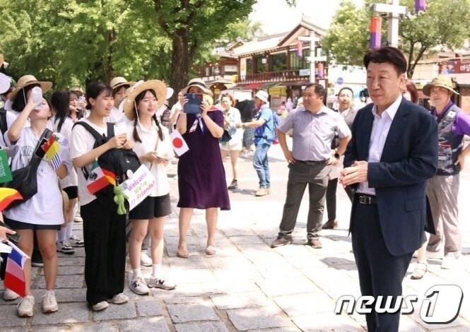 본문 이미지 - 우범기 전주시장이 3일 우범기 전북 전주시장이 3일 새만금세계잼버리에 참가한 세계 각국 청소년들을 대상으로 체험프로그램이 진행되고 있는 한옥마을을 찾아 안전대책 등을 점검했다.(전주시 제공)/뉴스1