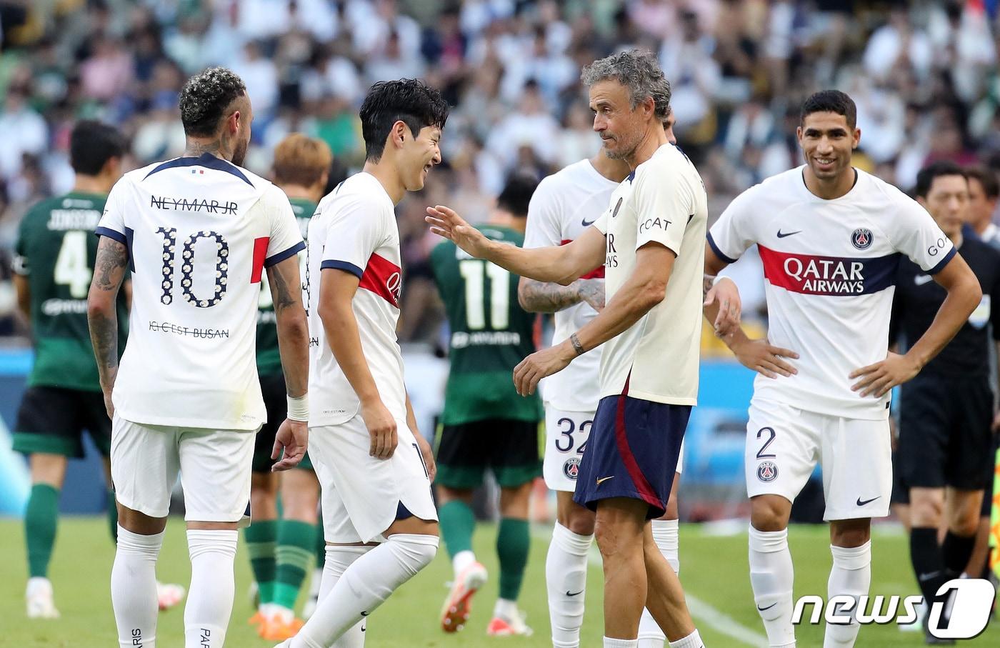 본문 이미지 - 3일 부산시 연제구 부산아시아드주경기장에서 열린 쿠팡플레이 시리즈 3차전 전북 현대와 파리 생제르맹 FC의 경기 후반전에서 루이스 엔리케 PSG 감독과 이강인, 네이마르가 쿨링타임을 갖고 있다. 2023.8.3/뉴스1 ⓒ News1 이동해 기자