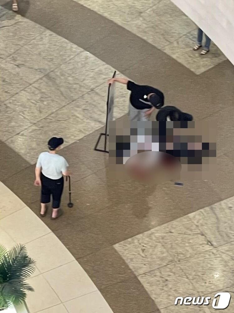 본문 이미지 - 경기 성남시 서현역 인근에서 발생한 흉기난동 사건의 피해자가 피를 흘리며 쓰러져있다. &#40;사진=독자제공&#41;