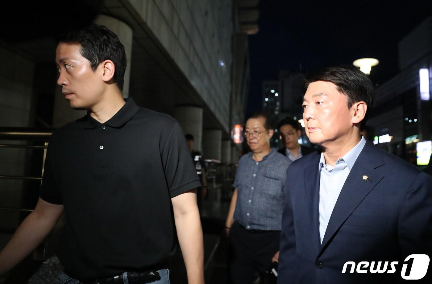 본문 이미지 - 안철수 국민의힘 의원이 3일 오후 경기 성남시 분당 서현역 AK백화점에서 발생한 묻지마 흉기 난동 사건 현장에 방문하고 있다.  2023.8.3/뉴스1 ⓒ News1 장수영 기자