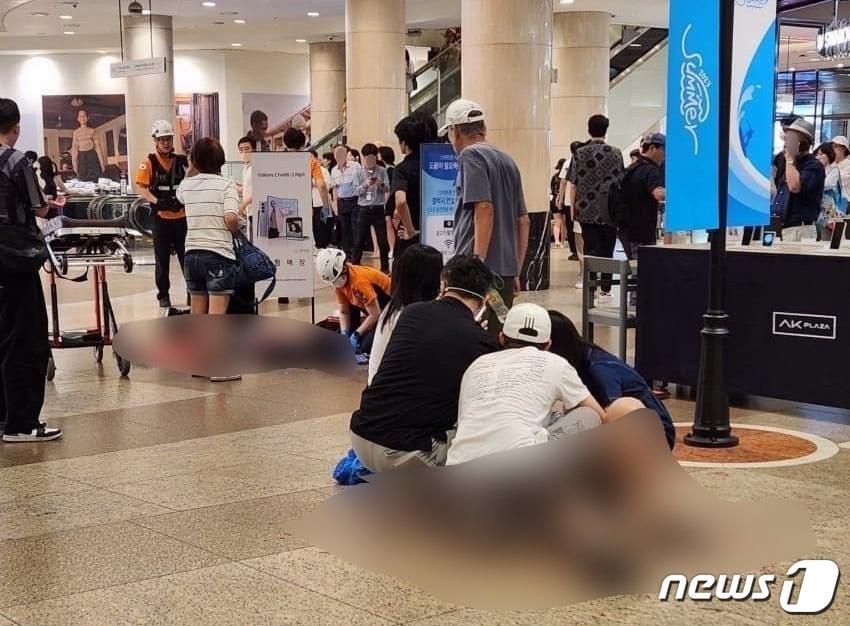 본문 이미지 - 3일 오후 경기 성남시 분당구 서현역 한 백화점에서 흉기 난동 사건이 발생, 구급대원들과 시민들이 피해자들에게 응급조치를 하고 있다. 이날 오후 6시쯤 연령미상의 남성 A씨가 자신의 승용차를 이용해 인도로 돌진 후 차량에서 내려 흉기를 휘둘렀다. 이로 인해 14명의 시민이 다쳐 인근 병원으로 옮겨졌으며 현장에 출동한 경찰에 A씨는 긴급체포됐다.(독자 제공) 2023.8.3/뉴스1