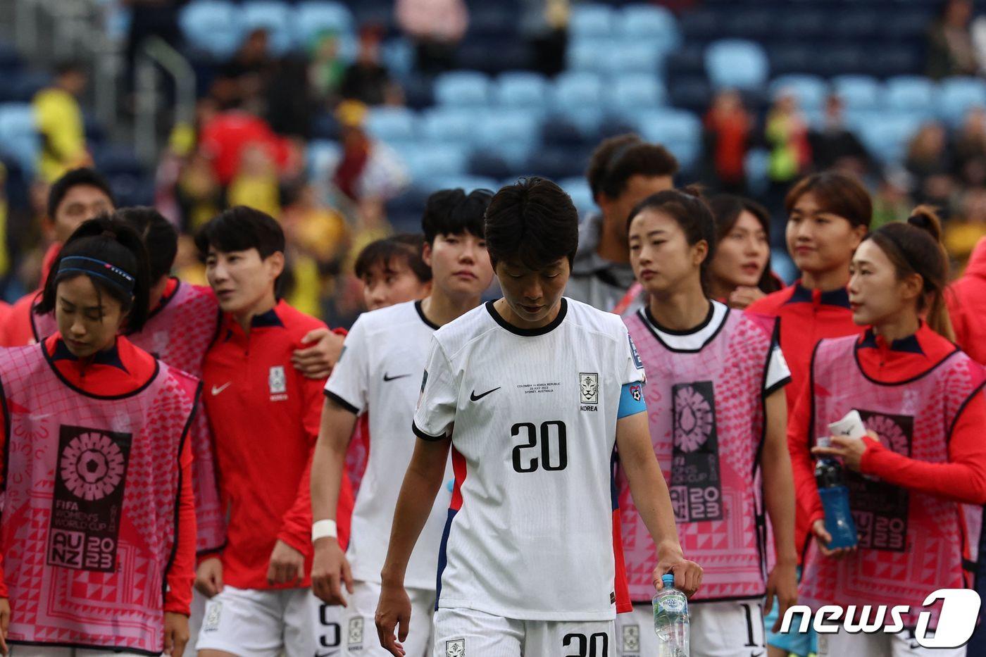 본문 이미지 - 2개 대회 연속 16강 진출에 실패한 한국 여자축구대표팀. ⓒ AFP=뉴스1