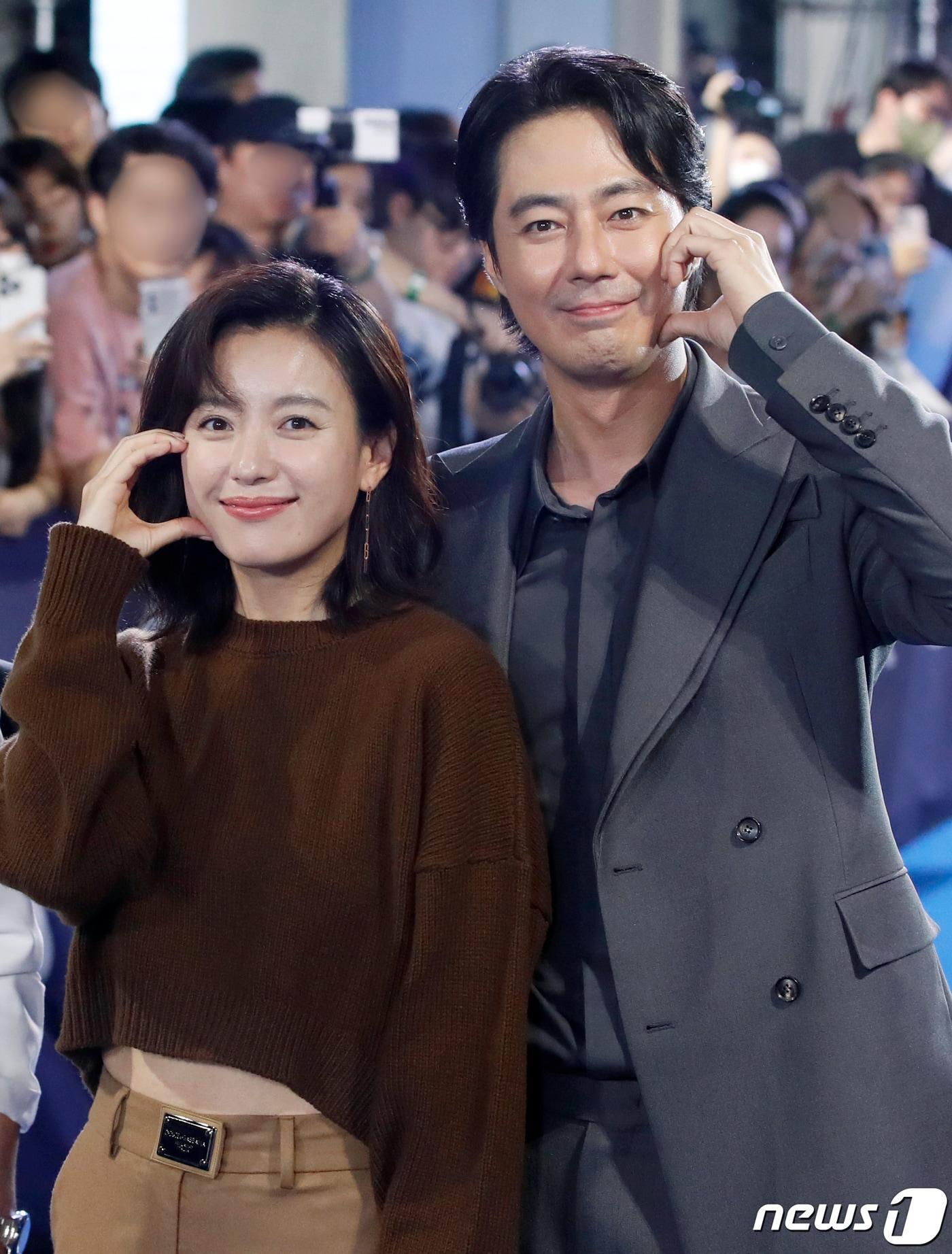 본문 이미지 - 배우 한효주와 조인성(오른쪽)이 3일 서울 성동구 S팩토리에서 열린 디즈니+ 새 오리지널 시리즈 '무빙' 블루 카펫 행사에서 하트를 그리고 있다. ⓒ News1 권현진 기자