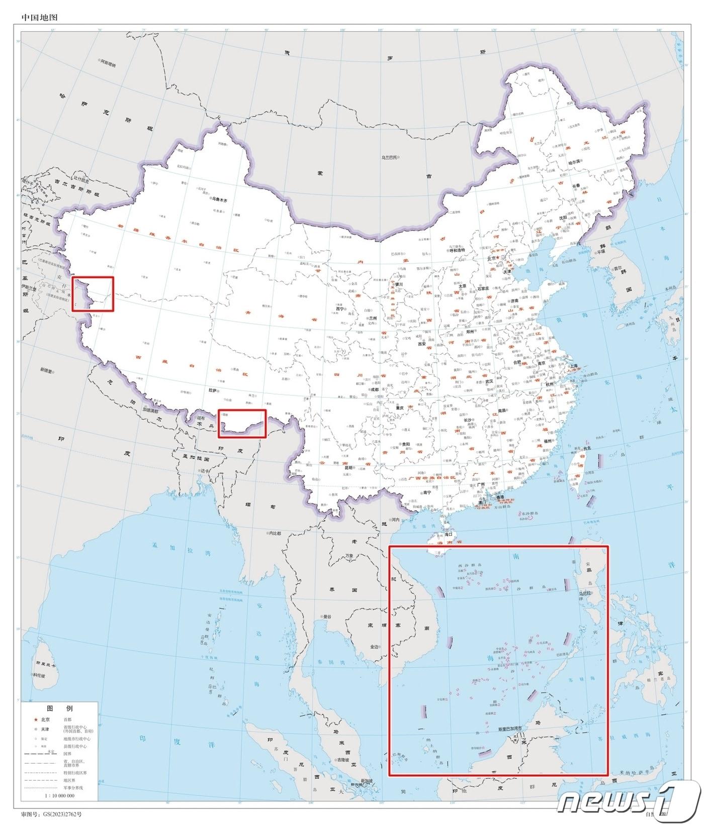 본문 이미지 - 중국 당국은 측량 및 지도 제작 홍보의 날을 맞아 2023년판 중국 표준 지도를 공개했다. 이 지도에는 인도 동부 아루나찰프라데시주와 서북부 악사이친 고원 일부가 중국 영토로, 남중국해는 중국 영해로 표기돼 있다.