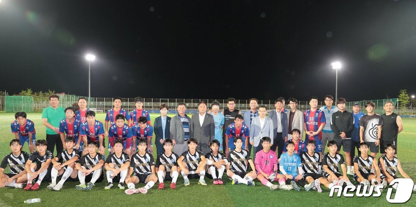본문 이미지 - 고창군의회(의정 임정호) 의원들은 29일 오후 연습에 몰두하고 있는 고창군 축구선수단을 찾아 선전을 기원했다.(고창군의회 제공)2023.8.30/뉴스1 