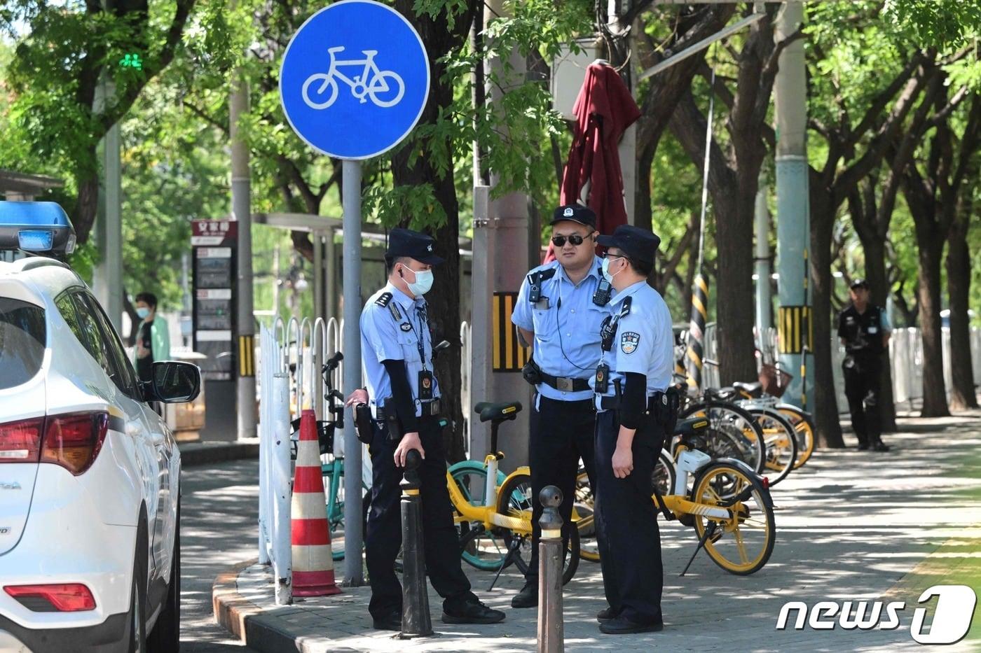 본문 이미지 - 중국 베이징의 일본 대사관 입구에 서 있는 경찰들. 2023.8.30 <자료사진>ⓒ AFP=뉴스1