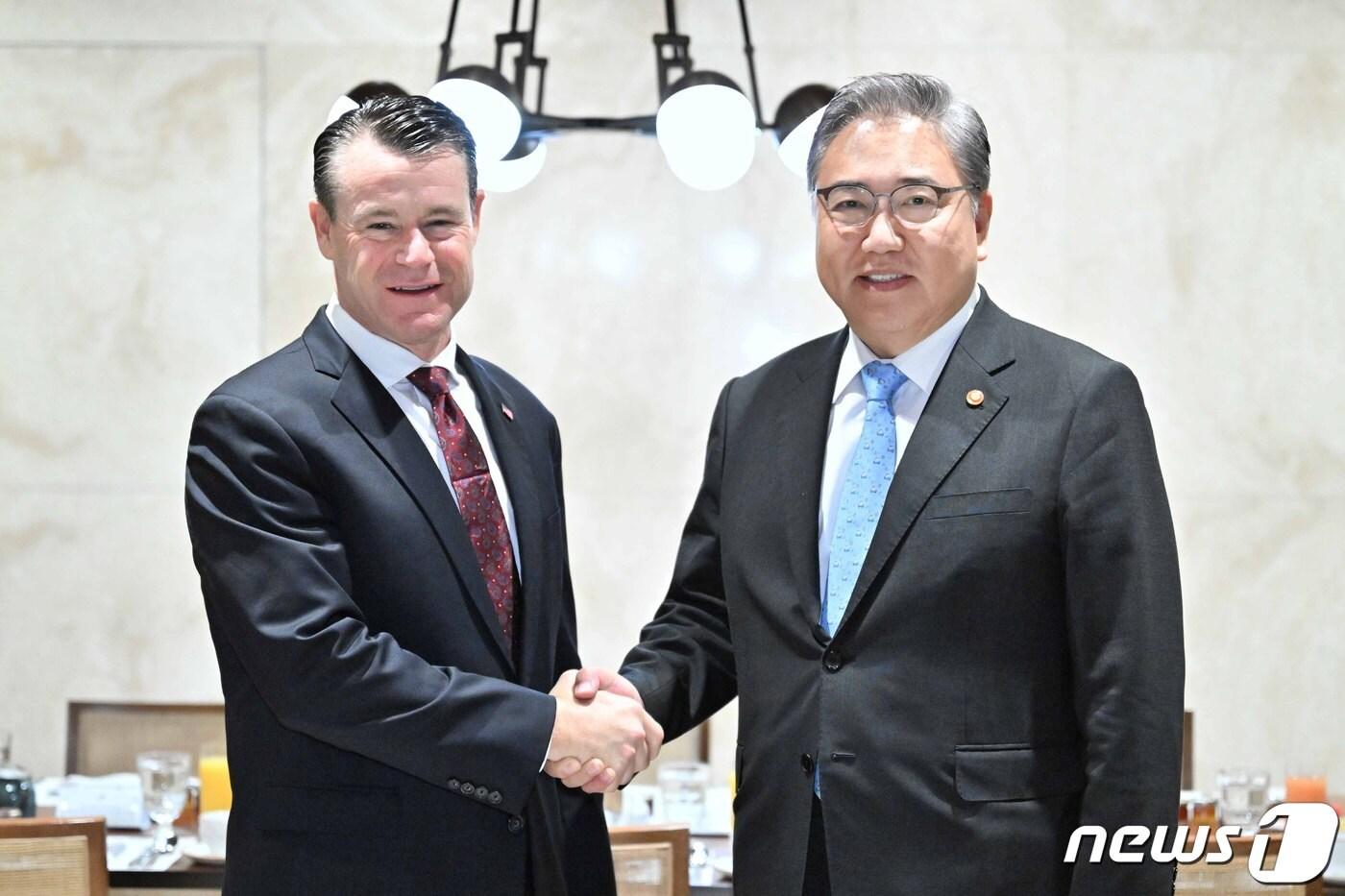 본문 이미지 - 박진 외교부 장관이 30일 토드 영 미국 상원의원을 접견하고 한미동맹, 경제협력, 한미일 정상회의 성과 등에 대해 논의했다. (외교부 제공) 2023.8.30./뉴스1