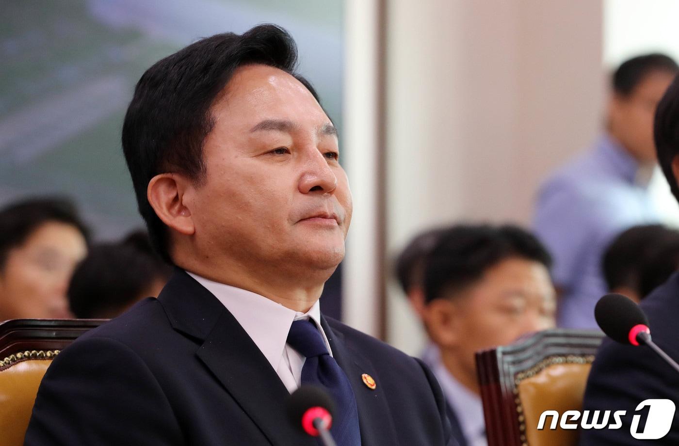 본문 이미지 - 원희룡 국토교통부 장관이 30일 서울 여의도 국회에서 열린 국토교통위원회 전체회의에 출석해 의원들 질의를 경청하고 있다. 2023.8.30/뉴스1 ⓒ News1 박세연 기자