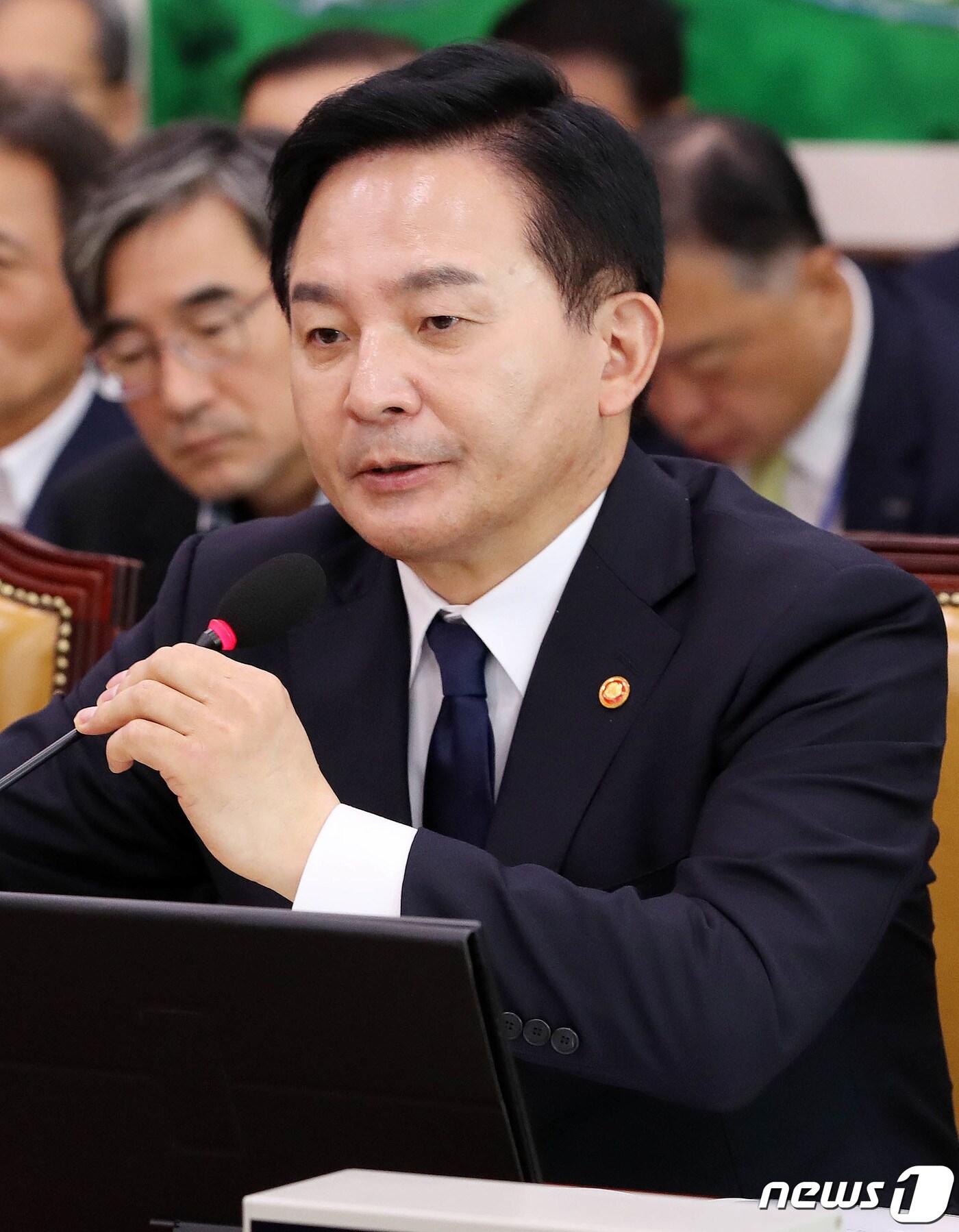 본문 이미지 - 원희룡 국토교통부 장관이 지난 30일 서울 여의도 국회에서 열린 국토교통위원회 전체회의에 출석해 의원들 질의에 답하고 있다. 2023.8.30/뉴스1 ⓒ News1 박세연 기자