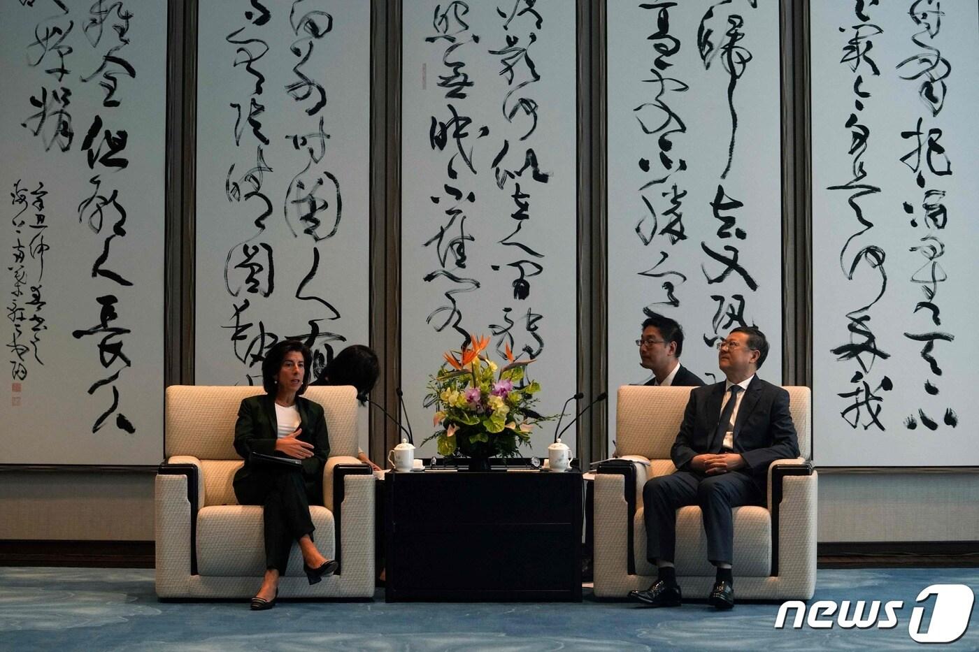 지나 러몬도 미국 상무장관이 30일 (현지시간) 중국 상하이를 방문해 천지닝 상하이 당서기와 만나고 있다. 2023.8.30 ⓒ AFP=뉴스1 ⓒ News1 우동명 기자