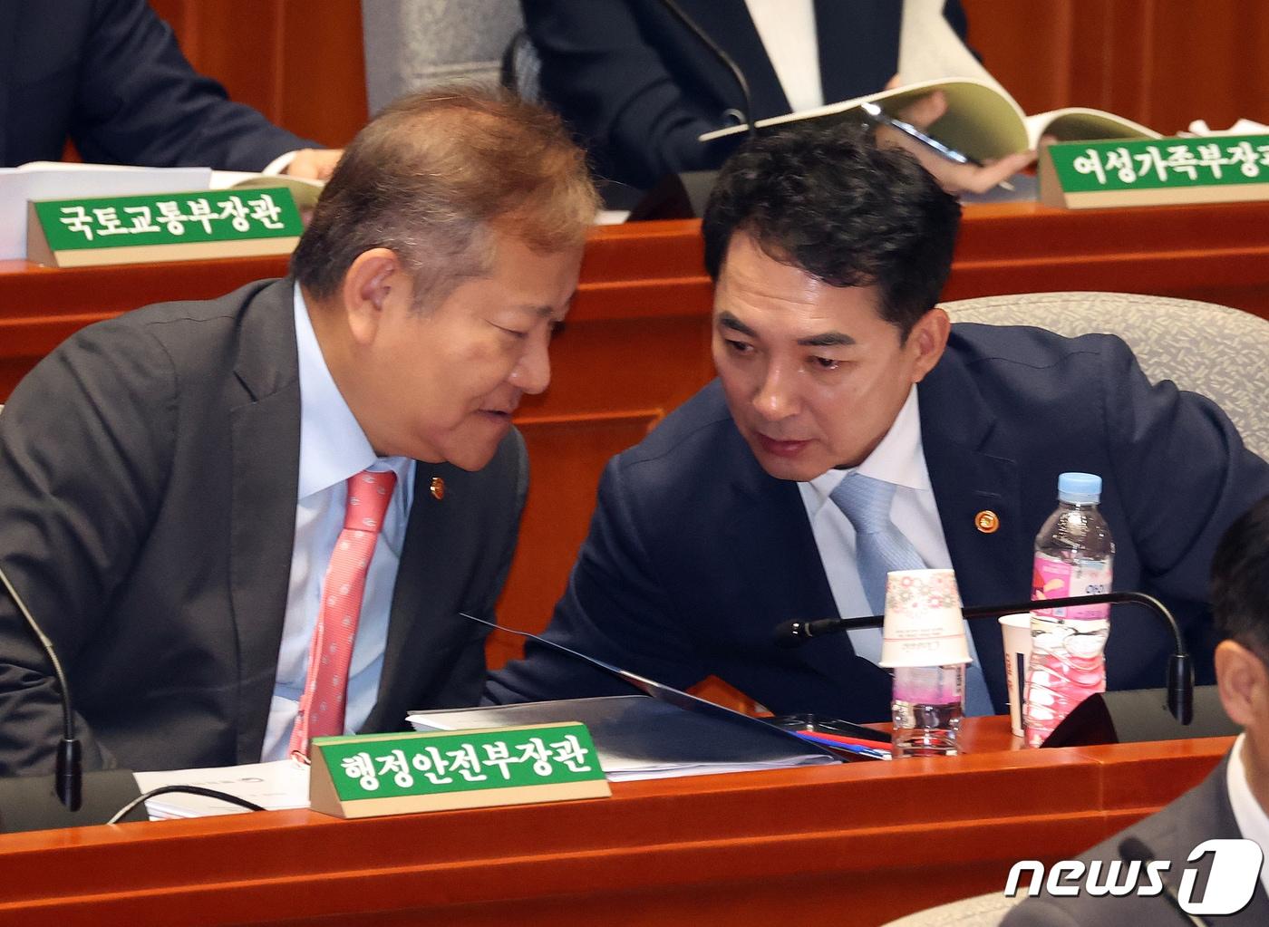 본문 이미지 - 박민식 국가보훈부 장관(오른쪽)과 이상민 행정안전부 장관이 30일 오전 국회 예산결산특별위원회 전체회의장에서 대화를 나누고 있다. 2023.8.30/뉴스1 ⓒ News1 송원영 기자
