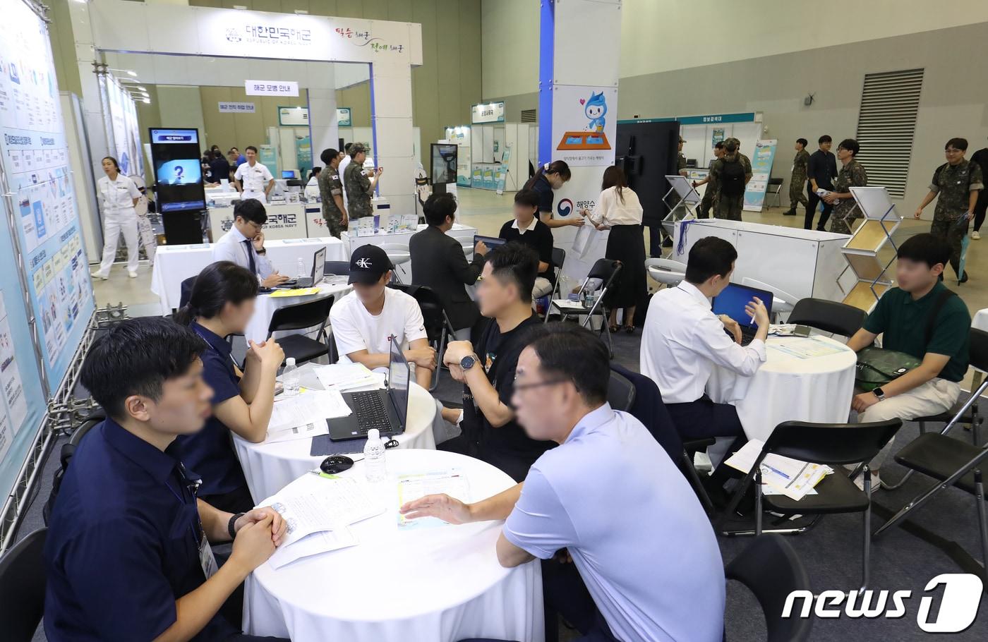 지난해 8월 30일 개최된 '2023 해양수산 취업박람회'에서 구직자들이 채용 상담을 받고 있다. 2023.8.30/뉴스1 ⓒ News1 윤일지 기자