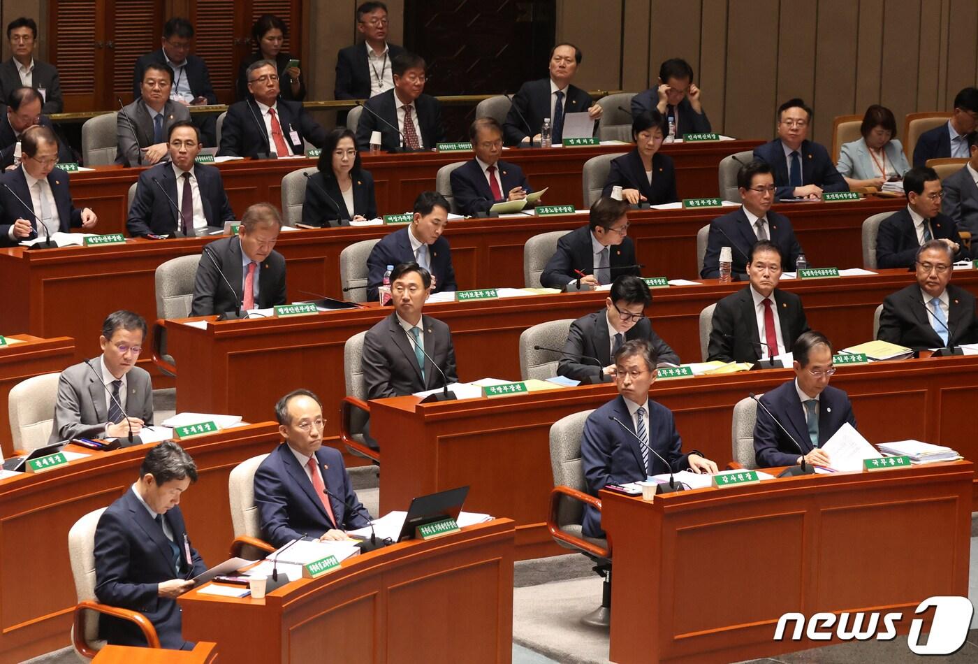 본문 이미지 - 한덕수 국무총리와 국무위원들이 30일 서울 여의도 국회에서 열린 예산결산특별위원회 전체회의에 출석해 있다. 2023.8.30/뉴스1 ⓒ News1 송원영 기자