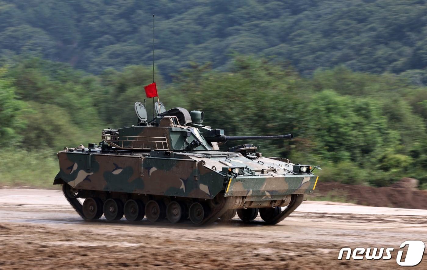 30일 강원도 철원군 지포리 전차포 사격장에서 을지 자유의 방패(UFS)/타이거(TIGER) 일환으로 실시된 기동 및 화력지원 훈련에서 육군 수도기계화보병사단 K21 장갑차가 기동하고 있다. 2023.8.31/뉴스1 ⓒ News1 구윤성 기자