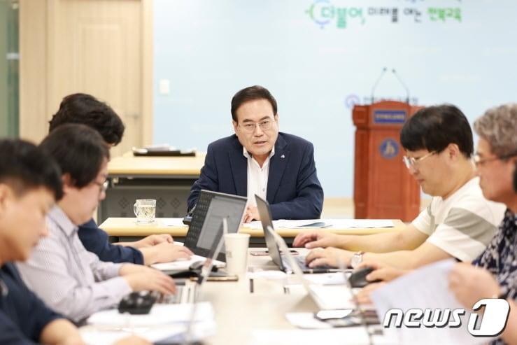 본문 이미지 - 서거석 전북교육감은 30일 도교육청 브리핑룸에서 기자간담회를 갖고, 교육활동 보호 종합대책을 설명하고 있다.(전북교육청 제공)/뉴스1