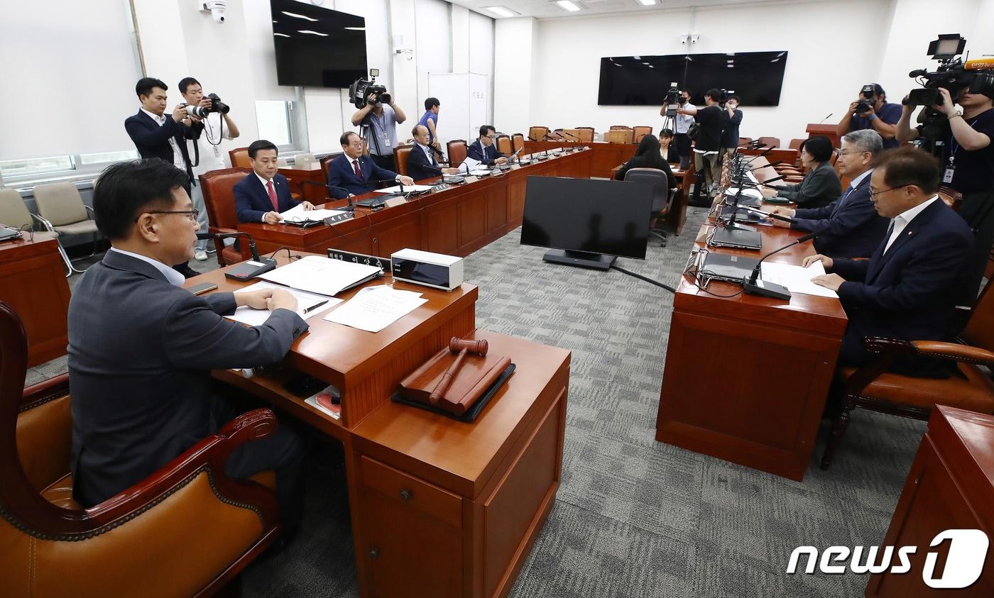 본문 이미지 - 이양수 윤리특위 1소위원장이 30일 서울 여의도 국회에서 열린 '윤리특별위원회 제1소위원회'를 주재하고 있다. 이날 윤리특위 1소위에서는 거액의 가상자산(암호화폐) 거래 의혹으로 더불어민주당을 탈당한 김남국 무소속 의원의 징계안을 심사한다. 2023.8.30/뉴스1 ⓒ News1 박세연 기자