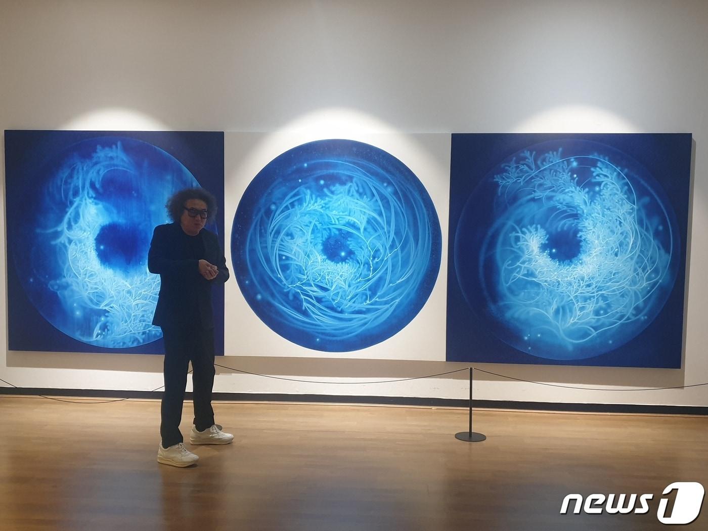 본문 이미지 - 2023 전남국제수묵비엔날레가 9월1일 개막하는 가운데 30일 오전 전남 목포 문화예술회관에서 이건수 총감독이 전시된 그림에 대해 설명하고 있다.2023.8.30/뉴스1 ⓒ News1 전원 기자