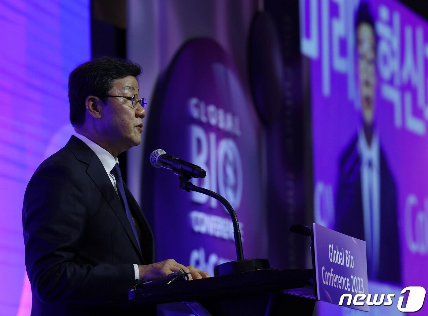 본문 이미지 - 노연홍 한국제약바이오협회장이 30일 오후 서울 강남구 삼성동 그랜드 인터컨티넨탈 서울 파르나스 그랜드볼룸에서 '바이오의 미래: 혁신과 동행'을 주제로 열린 글로벌 바이오 콘퍼런스 2023 개회식에서 축사를 하고 있다. 2023.8.30/뉴스1 ⓒ News1 박정호 기자