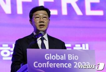 본문 이미지 - 노연홍 한국제약바이오협회장이 30일 오후 서울 강남구 삼성동 그랜드 인터컨티넨탈 서울 파르나스 그랜드볼룸에서 '바이오의 미래: 혁신과 동행'을 주제로 열린 글로벌 바이오 콘퍼런스 2023 개회식에서 축사를 하고 있다. 2023.8.30/뉴스1 ⓒ News1 박정호 기자
