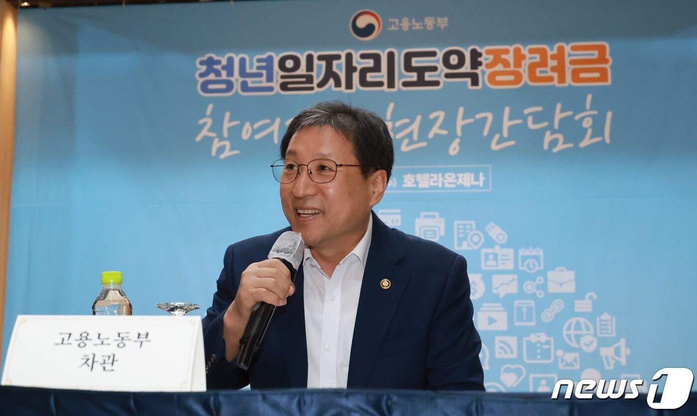본문 이미지 - 이성희 고용노동부 차관이 30일 대구시 수성구 호텔라운제나에서 열린 청년일자리도약 장려금 참여기업 현장간담회에서 발언하고 있다. (고용노동부 제공) 2023.8.30/뉴스1
