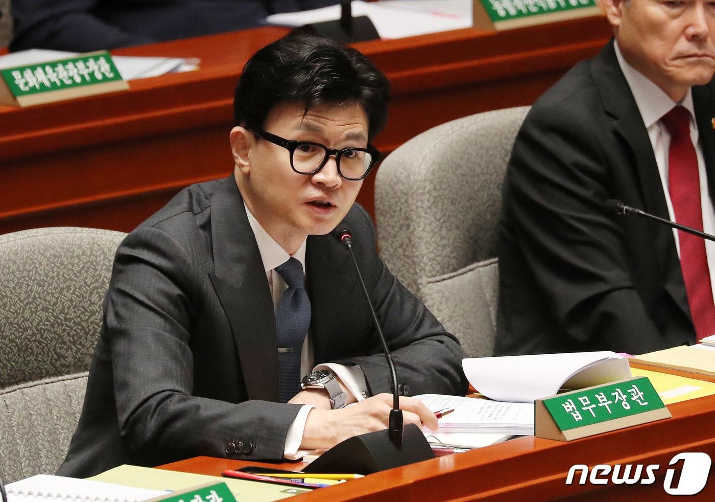 본문 이미지 - 한동훈 법무부 장관이 30일 서울 여의도 국회에서 열린 예산결산특별위원회 전체회의에서 의원들의 질의에 답변하고 있다. 2023.8.30/뉴스1 ⓒ News1 박세연 기자