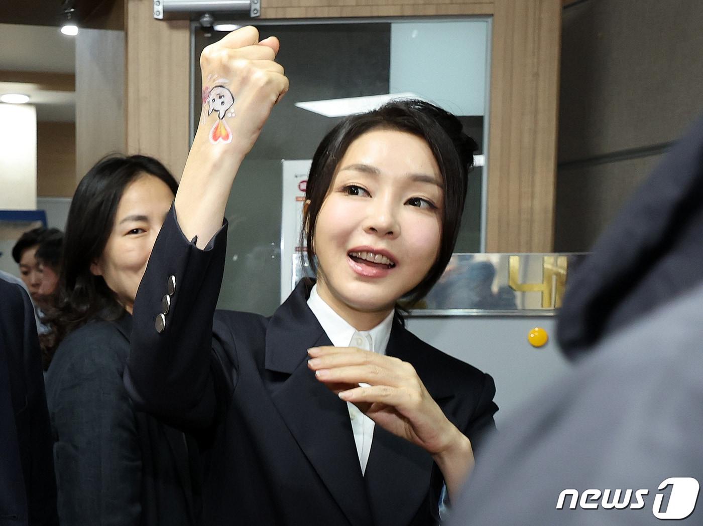 본문 이미지 - 김건희 여사가 서울 중구 프레스센터에서 개식용 종식을 위한 국민행동 주최로 열린 개식용 종식 촉구 기자회견을 찾아 손등에 그린 우리나라 진돗개 백구 그림을 들어보이고 있다. 2023.8.30/뉴스1 ⓒ News1 박지혜 기자