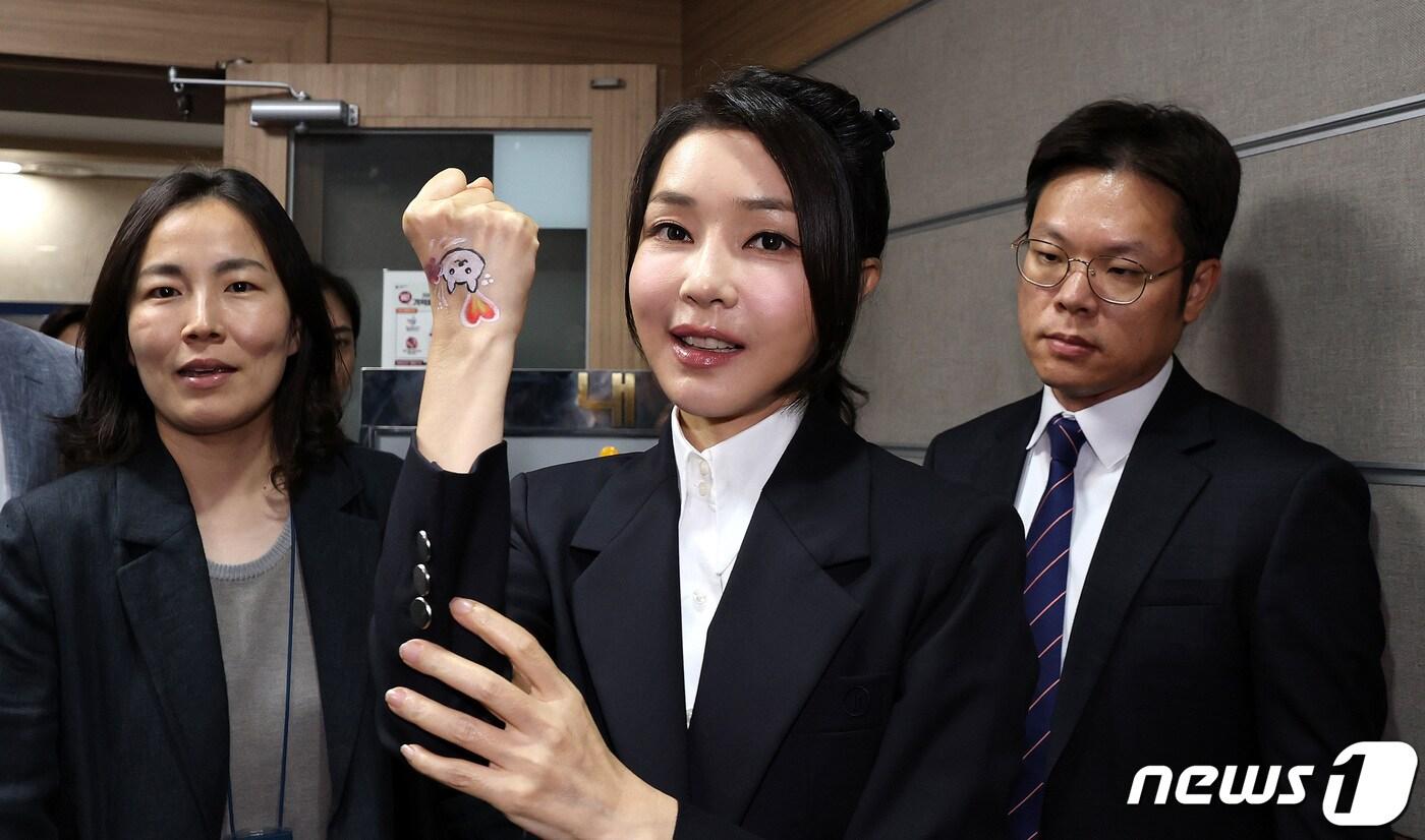 본문 이미지 - 김건희 여사가 30일 서울 중구 프레스센터에서 개식용 종식을 위한 국민행동 주최로 열린 개식용 종식 촉구 기자회견을 찾아 손등에 그린 우리나라 진돗개 백구 그림을 들어보이고 있다. 2023.8.30/뉴스1 ⓒ News1 박지혜 기자