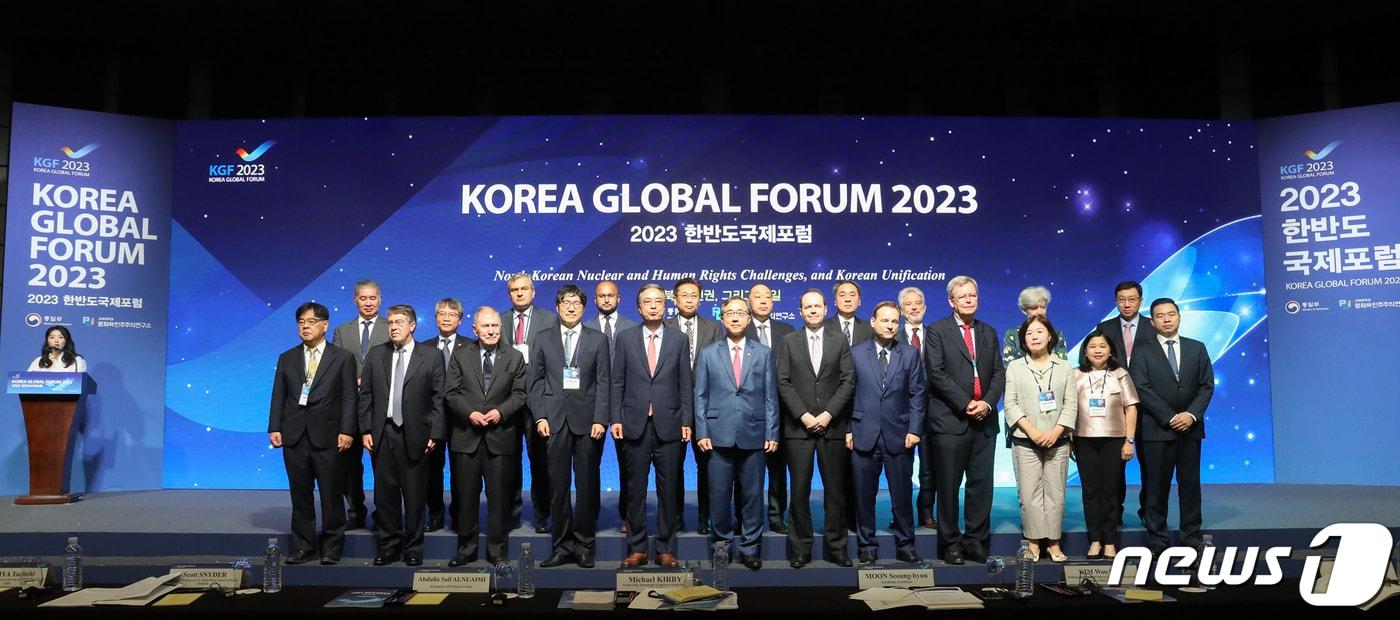 본문 이미지 - 서울 중구 웨스조선호텔에서 열린 통일부 '2023 한반도 국제포럼' 참석자들이 기념촬영을 하고 있다.(통일부 제공)