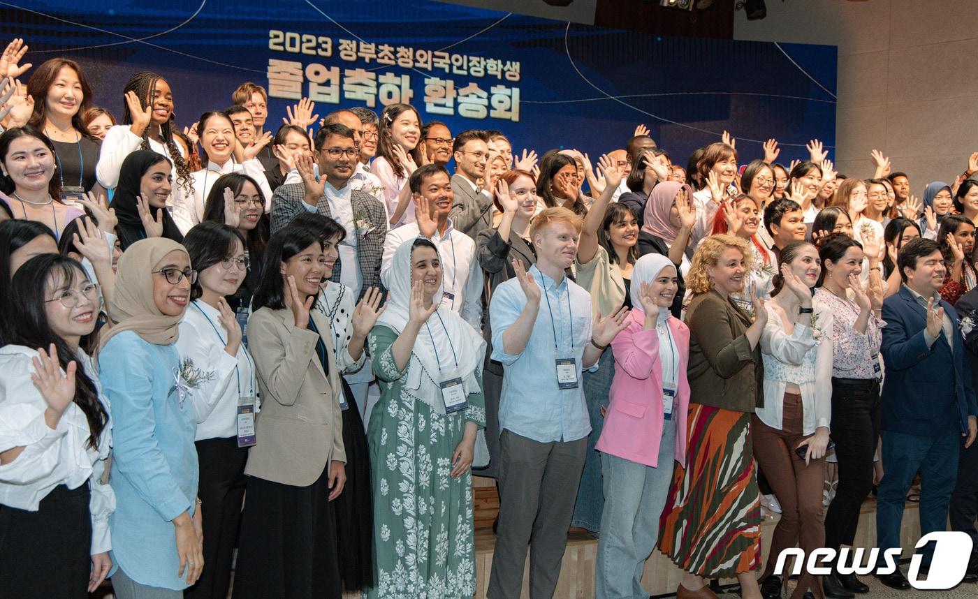 본문 이미지 - 경기도 성남시 분당구 국립국제교육원에서 열린 2023 정부 초청 외국인 장학생 졸업 축하 환송회에서 기념 촬영을 하고 있다. 2023.8.30 ⓒ 뉴스1 이재명 기자