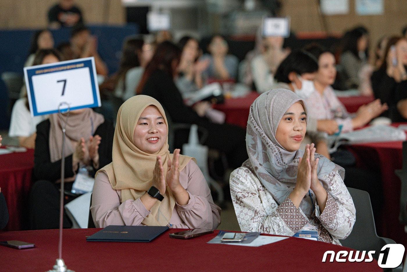 지난 2023년 경기도 성남시 분당구 국립국제교육원에서 열린 정부 초청 외국인 장학생 졸업 축하 환송회에서 졸업생들이 축하 무대를 바라보며 박수를 치고 있다. 2023.8.30/뉴스1 ⓒ News1 이재명 기자
