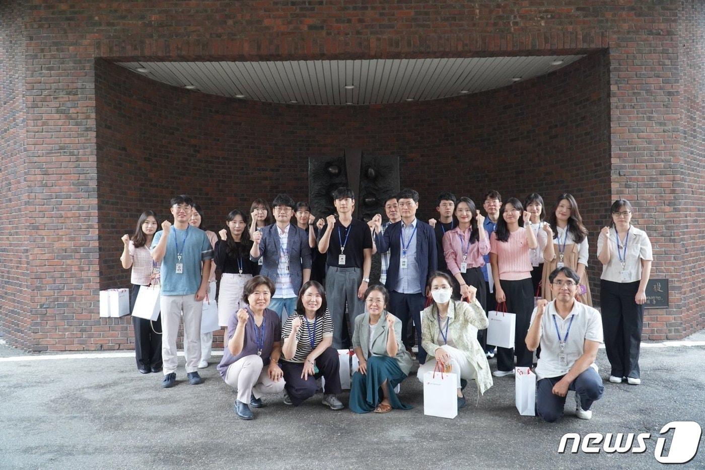 대전시 전략산업반도체과, 기업투자유치과 등 소속 공무원 30여명이 30일 반도체 설계 기업인 LX세미콘 양재 캠퍼스를 찾아 시설을 둘러본 뒤 기념촬영을 하고 있다.(대전시 제공)/뉴스1