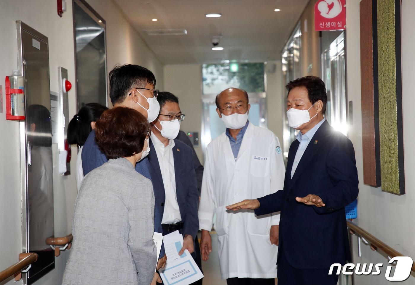 본문 이미지 - 박완수 경남도지사(오른쪽)가 30일 허동식 밀양시 부시장과 함께 밀양공공산후조리원을 찾아 현장 목소리를 듣고 있다.(밀양시 제공)