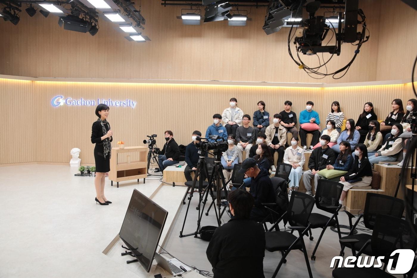 본문 이미지 - 가천대 관계자들이 지성학스튜디오에서 강의 리허설을 하고 있는 모습.(가천대 제공)