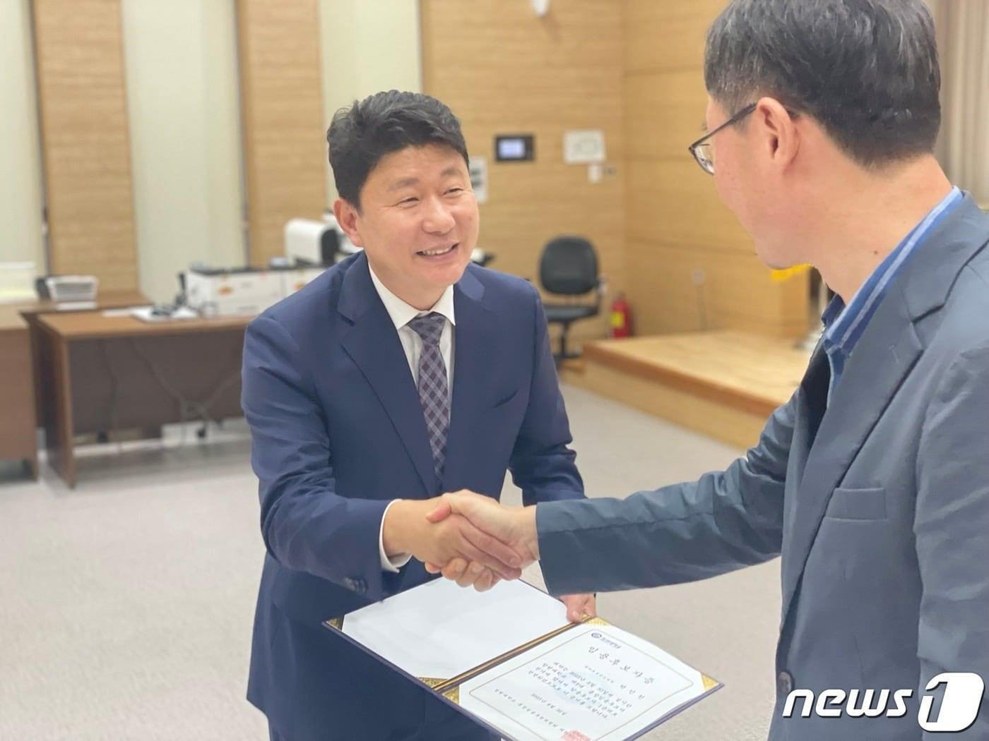 본문 이미지 - 지난 8월30일 치러진 국립 창원대 제9대 총장 임용후보자 선출 선거에서 1순위로 선정된 박민원 창원대 전기전자제어공학부 교수가 3차 투표 개표 후 창원대 총장임용추천위원장으로부터 임용후보자증을 받고 있다.2023.8.30/뉴스1 ⓒ News1 강정태 기자