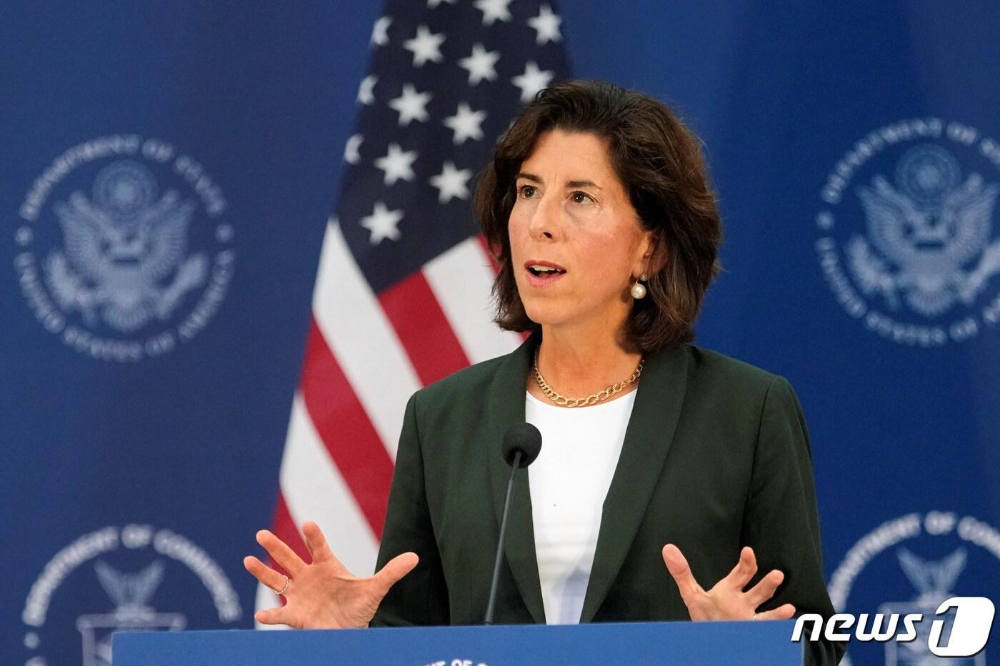 본문 이미지 - 지나 러몬도 미국 상무장관이 30일 (현지시간) 중국 상하이 푸둥 국제 공항 인근의보잉 상하이 항공 서비스에서 기자회견을 하고 있다. 2023.8.31 ⓒ 로이터=뉴스1 ⓒ News1 우동명 기자