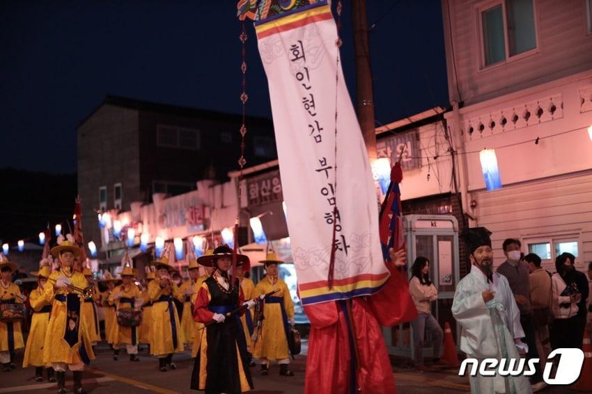 본문 이미지 - 지난해 회인야행 중 현감행렬 장면. (보은군 제공) /뉴스1 
