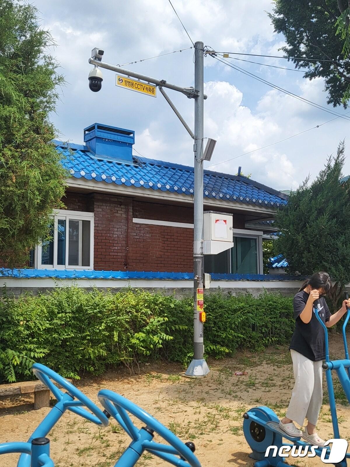 본문 이미지 -  31일 충북 충주시는 범죄 예방을 위해 지능형(AI) 선별 관제 인프라를 확대했다고 밝혔다. 공원에 설치한 방범용 CCTV 모습. (충주시 제공)2023.8.31/뉴스1