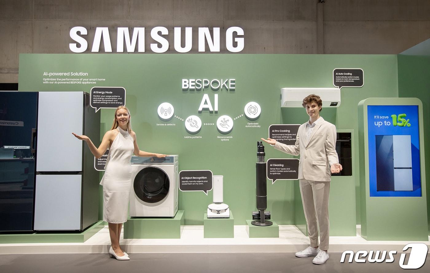 삼성전자는 지난 8월 독일 베를린에서 열린 유럽 최대 가전 전시회 ‘IFA 2023’에 참가해 스마트싱스를 기반으로 구현되는 통합 연결 경험과 지속가능한 미래를 위한 친환경 기술을 유럽 시장에 선보였다. 모델이 AI 기술이 적용된 다양한 비스포크 가전을 소개하고 있다. &#40;삼성전자 제공&#41; 2023.8.31/뉴스1