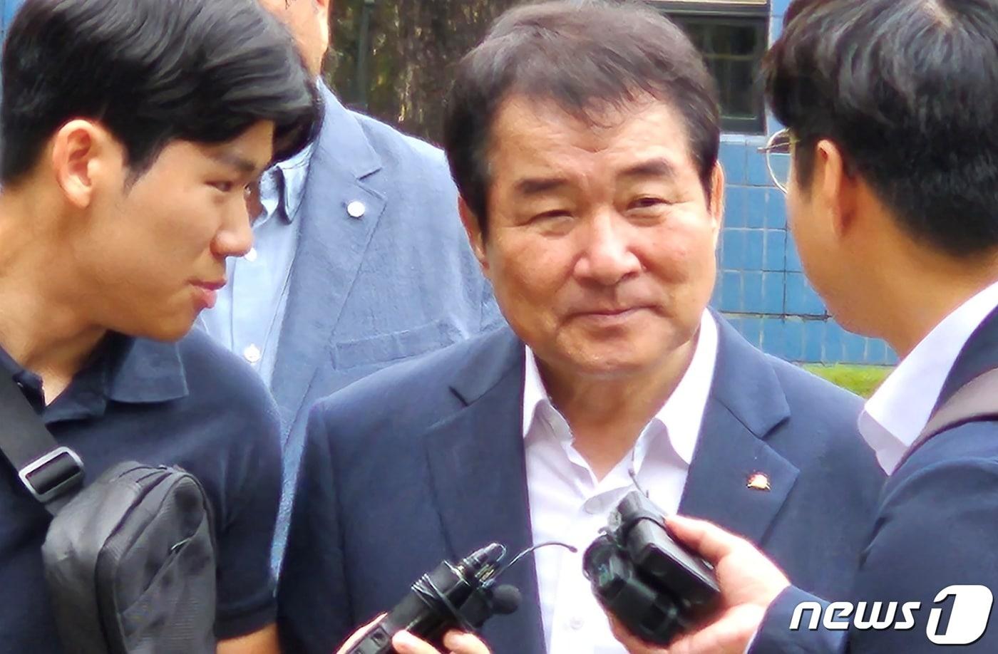 공직선거법 위반으로 구속영장이 청구된 김충섭 경북 김천시장이 지난해 8월31일 오전 대구지법 김천지원 법정으로 출석하고 있다. 2023.8.31/뉴스1 ⓒ News1 정우용 기자